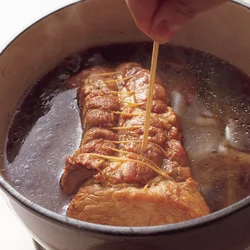 煮たあとに竹串を肉の中心部まで刺し、出てきた肉汁が透明ならば、火が通っているのででき上がり！