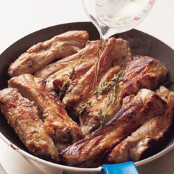 骨は太いけれど、肉はそれほど厚くないことがほとんど。大きくても小さくても、加熱時間を守ればおいしい仕上がりに。