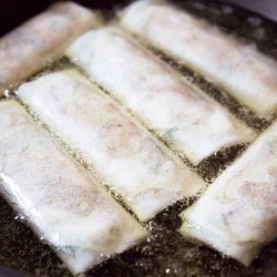 冷たい油から揚げて皮の水分を抜くのもパリパリのコツ！