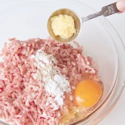 肉だねにはしょうがをたっぷりと。味にメリハリがつくうえ、血糖値の急激な上昇を抑えてくれます