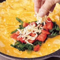 ほうれん草とトマトのチーズオムレツ Byたっきーママ 奥田和美 さんの料理レシピ プロのレシピならレタスクラブ