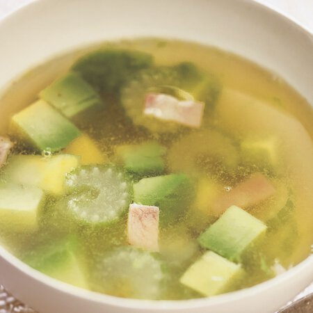 アボカドとセロリのチキンスープ By牧野直子さんの料理レシピ プロのレシピならレタスクラブ