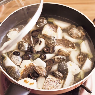魚介が含む自然の塩けと、オリーブやにんにくなどの香味を生かすことで、調味料を一切入れなくても奥深い味に。