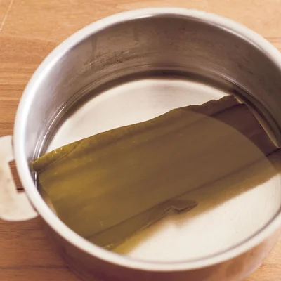 だしのうまみをきかせると、塩分に頼らずとも豊かな味に。昆布は水にひたすだけで、うまみ成分たっぷりのだしがとれます。