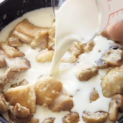 牛乳を加えてとろみをつける