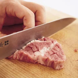 縦＆横に切り目を入れるのがやわらかく、味がしみるコツだ！