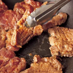 弱めの火で肉をやわらかく仕上げるぞ！