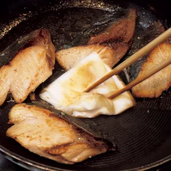 ぶりを焼いて出た余分な脂をしっかり拭き取り、臭みを除く。