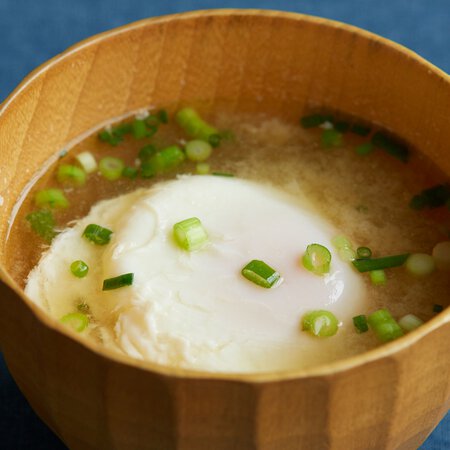 落とし卵のみそ汁 By上島亜紀さんの料理レシピ プロのレシピならレタスクラブ