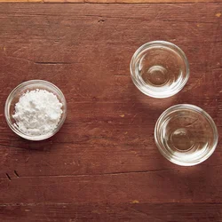水溶き片栗粉を作るときは［片栗粉：水］は［1：2］。これが粉がしっかり溶けて、煮汁となじむ配合。黄金比を覚えちゃえば、どんな料理のとろみづけも簡単！