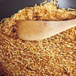 麺をカリッとしっかり焼くことでこうばしさが出るんだ！