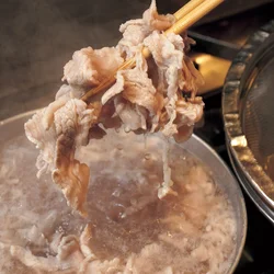 牛肉は霜ふりにしてアクと雑味を除く
