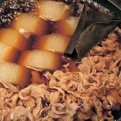 下ゆでした大根と肉を弱火で煮て、じんわり味を入れる