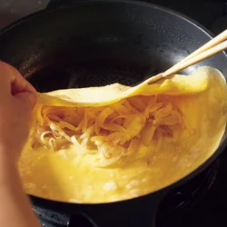 菜箸と指を使ってパタンと閉じるとカンタン！