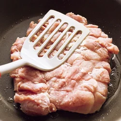 押さえつけて焼くと、皮が縮まない！