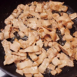 豚肉は色が白っぽくなり、脂が出るくらいまで炒める。