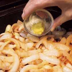 しょうがはおろしとせん切りのＷ使いで、香りと食感を立たせる