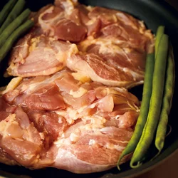 肉と野菜をポンポン並べる