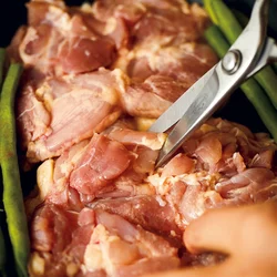 とり肉の厚い部分をはさみで切って…