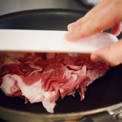 豚肉をフライパンに入れる