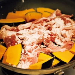 片栗粉をふって、かぼちゃを入れて…