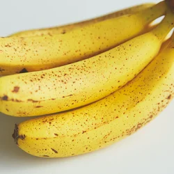 バナナは熟度によって甘さや食感が変わります。ジュースにするなら、最も甘くとろ〜りとした完熟期のものがおすすめ。皮にシュガースポットと呼ばれる茶色い斑点が出たら、完熟期になったサインです。