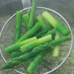 野菜は塩を強めにして順にゆでます