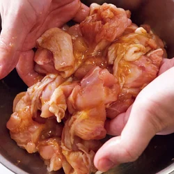 調味料をしっかり入れ込むことで肉がふくらむんだ！
