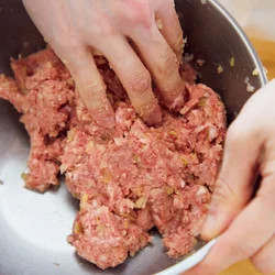 肉だねをしっかり混ぜて粘りを出し、つなぎの糖質をカ～ット！