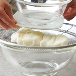 おもしは豆腐とヨーグルトを合わせた重量の3倍ほどに。皿にボウルをのせて水で調節するのがおすすめ。