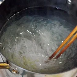 ゆで過ぎると麺が水分を吸い過ぎてくっついてしまうぞ！