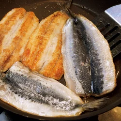 多めの油で両面を焼いて、こうばしさをプラス