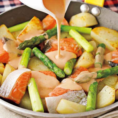 鮭とじゃがいもの蒸し焼きオーロラソース By井原裕子さんの料理レシピ プロのレシピならレタスクラブ