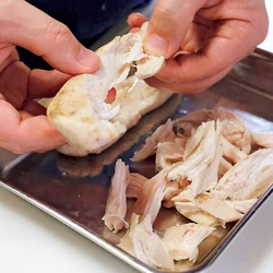 手で裂くことで味のからみがよくなるぞ！