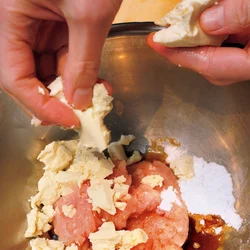 ひき肉に豆腐を加え、さっぱりとした味わいのたねにする