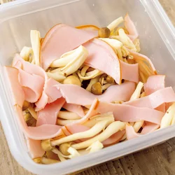 スパゲッティ、しめじ、ハムの順に重ねるだけ！