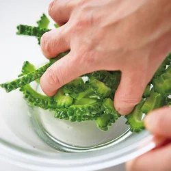 塩水をからめておくと、苦みが程よく抜けて食べやすくなる。
