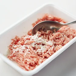 小麦粉をまぶしておくと、脂分が流れ出ず、ジューシーに仕上がる。