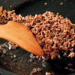 しっかり炒めれば肉の余分な水分が抜けて味が凝縮するんだ！