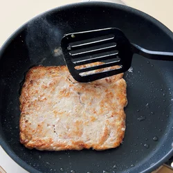 豚肉の色が変わったら、フライ返しでひっくり返す。