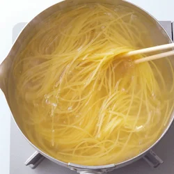 パスタは大きな鍋でゆでる