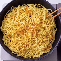 麺をこんがり焼く