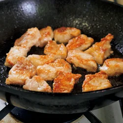 肉はカリッと揚げ焼きにしてあんを手早くからめる！