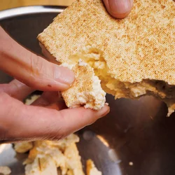 焼き豆腐は適当な大きさにちぎってから、泡立て器で混ぜる。調味料と混ざりやすくなる。