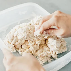 左手で保存容器を少しずつ回しながら右手で折り畳んでいくと、むらなく混ぜられる。