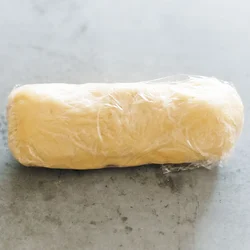 クッキー生地はバターをクリーム状に混ぜて空気を含ませ、冷蔵室で休ませるとサクサクに。