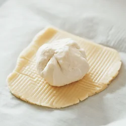 生地はとじ目を上にしてクッキー生地にのせる。逆だと焼成時にとじ目が開いてクッキーが割れる。