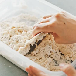 粉類と生クリーム液を混ぜる