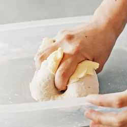 生地を折り畳み、バターを加えて混ぜる