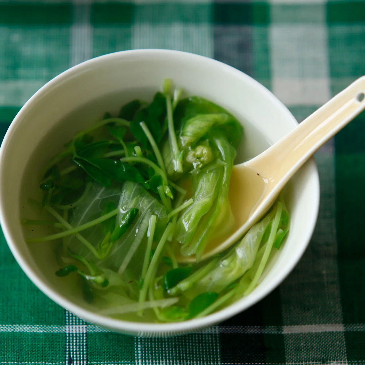 豆苗とレタスのしょうがスープ